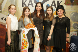 Преподаватель Тлецери Рима Казбековна со своими воспитанниками и очаровательной ведущей Радио "KAZAK FM" - Анастасией Нагайкиной.